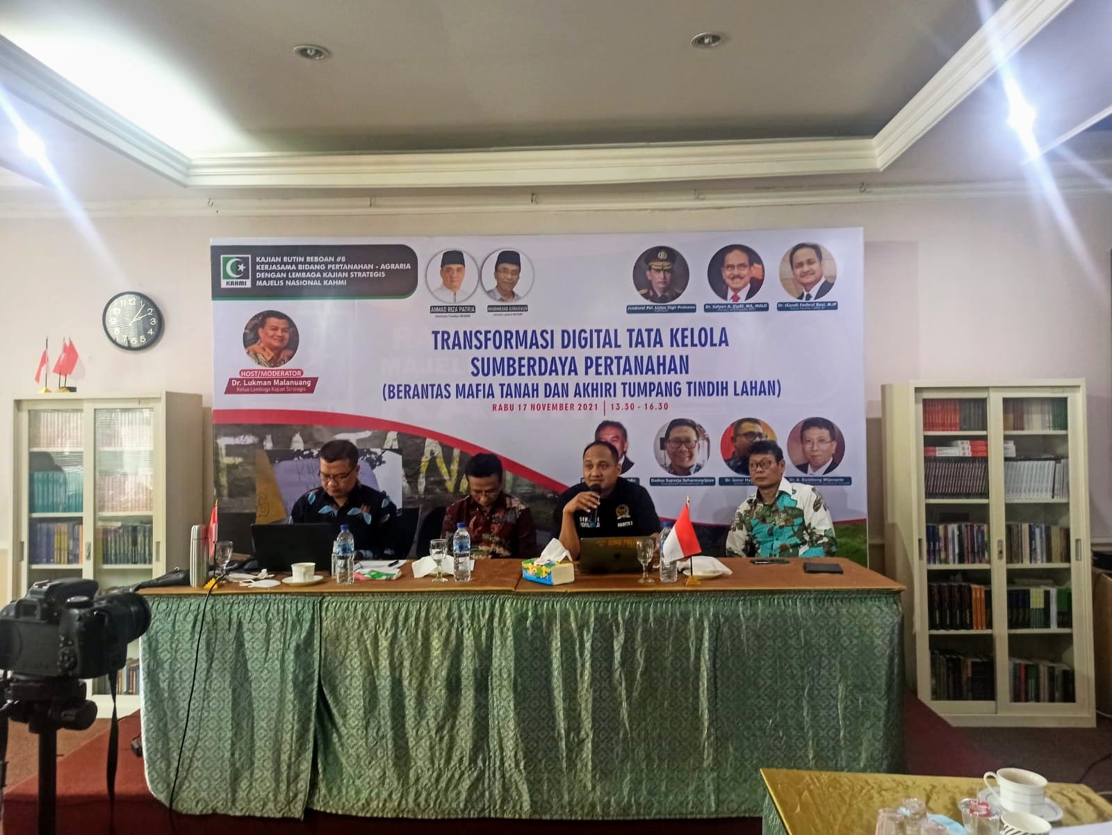 Ketua Komite I DPD RI, Fachrul Razi (kedua kanan), dalam webinar Kajian Rutin Reboan Lembaga Kajian Strategis Majelis Nasional KAHMI bertema "Transformasi Digital Tata Kelola Sumber Daya Pertanahan (Berantas Mafia Tanah dan Akhiri Tumpang Tindih Lahan)" di KAHMI Center, Jakarta, pada Rabu (17/11/2021). LMD MN KAHMI