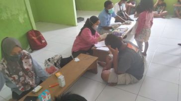 Kegiatan pemeriksaan kesehatan gratis oleh KAHMI Papua Barat-Manokwari di Panti Asuhan Semi Meta Bahagia Kabupaten Manokwari, Papua Barat, pada Minggu (21/11/2021). Foto Mudanews.com