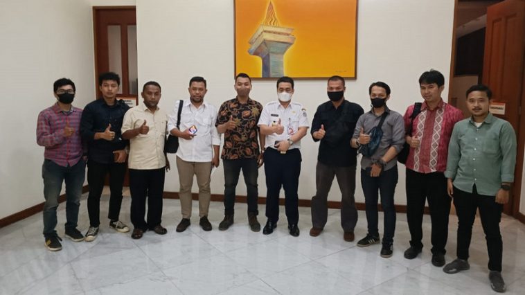 Koordinator Presidium MN KAHMI, Ahmad Riza Patria (kelima kanan), foto bersama beberapa pengurus LMD MN KAHMI di Balai Kota DKI Jakarta, Rabu (16/12/2021). LMD MN KAHMI