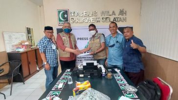 Prosesi penyerahan SK Tim SARC oleh Koordinator Presidium MW KAHMI Sulsel, M. Roem (kedua kiri), kepada Ketua Tim SARC, Faidar Mile, di Sekretariat MW KAHMI Sulsel, Kota Makassar, pada Rabu (22/12/2021). Japiknews.com