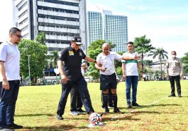 Ketua MPR, Bambang Soesatyo (kaus hitam), saat pembukaan Fun Football, salah satu rangkaian Pekan Olahraga MN KAHMI di Kompleks Parlemen, Jakarta, pada Jumat (28/1/2022). Dokumentasi pribadi