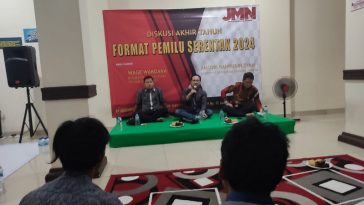 Direktur Eksekutif JMN, Ahmad Sulhy (tengah), diapit dua narasumber dalam diskusi "Format Pemilu Serentak 2024" di Jakarta, Rabu (22/12/2021). Dokumentasi JMN