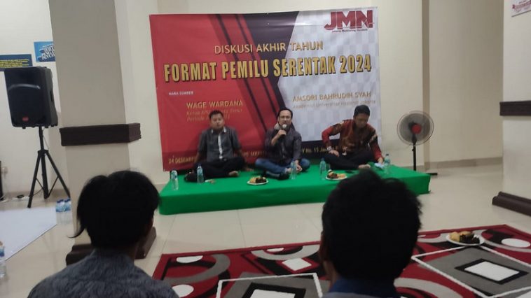 Direktur Eksekutif JMN, Ahmad Sulhy (tengah), diapit dua narasumber dalam diskusi "Format Pemilu Serentak 2024" di Jakarta, Rabu (22/12/2021). Dokumentasi JMN