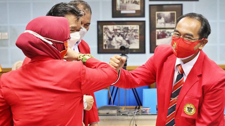 Ketua Majelis Rayon KAHMI Unhas yang juga Dekan Sekolah Pascasarjana Unhas, Jamaluddin Jompa (kanan), usai mendaftar sebagai calon Rektor Unhas di Kota Makassar, Sumsel, pada Rabu (18/8/2021). Dokumentasi Unhas