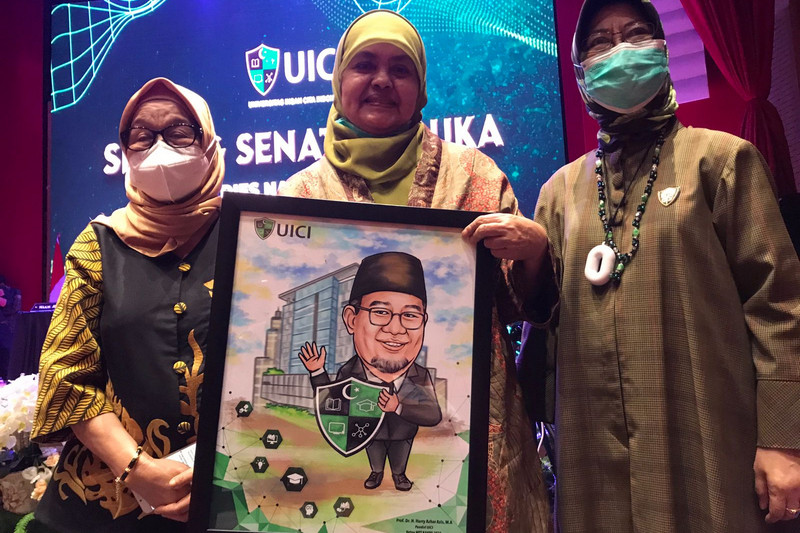 Istri mendiang Ketua MPTK Harry Azhar Azis, Amanah Abdulkadir (tengah), usai menerima penghargaan khusus di sela-sela acara Dies Natalis I UICI di Jakarta, Senin (17/1/2022). LMD MN KAHMI