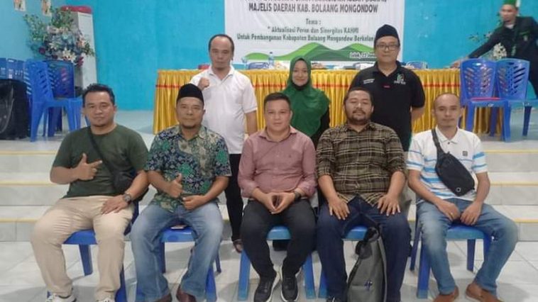 Kelima Presidium MD KAHMI Bolmong terpilih (duduk) foto bersama usai Musda III di Gedung Rahmandina, Bolmong, Sulut, pada Minggu (23/1/2022). Foto Detotabuan.com