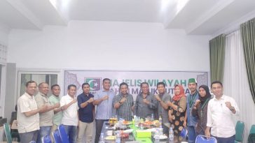 Foto bersama para peserta silaturahmi di Sekretariat MW KAHMI Maluku Utara, Ternate, pada Rabu (13/1/2022). Dokumentasi MW KAHMI Malut