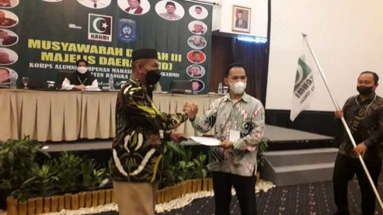 Serah terima kepemimpinan MD KAHMI Bateng kepada Ketua Umum terpilih, Pahlevi Syahrun (kanan), di sela-sela Musda III KAHMI Bangka Tengah, Kepulauan Bangka Belitung, pada Rabu (16/2/2022). Foto Negerilaskarpelangi.com