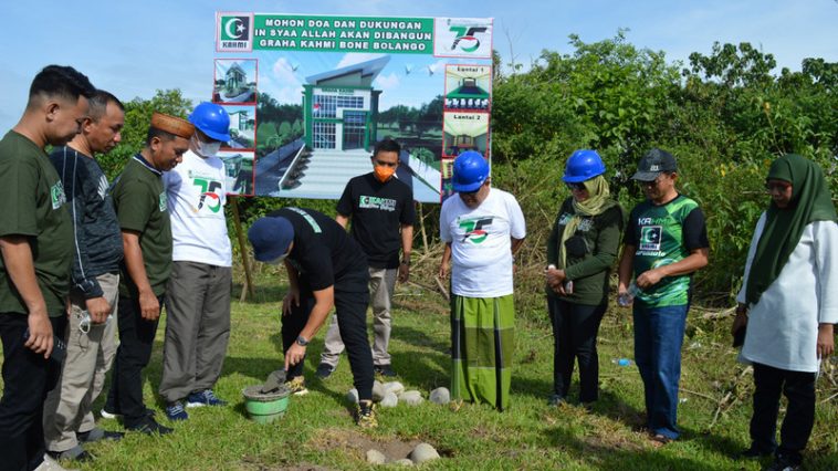 Peletakan batu pertama pembangunan Graha KAHMI oleh Bupati Hamim Pou di Kompleks Alun-Alun Bone Bolango, Gorontalo, pada Jumat (4/2/2022). Foto Infopublik.id