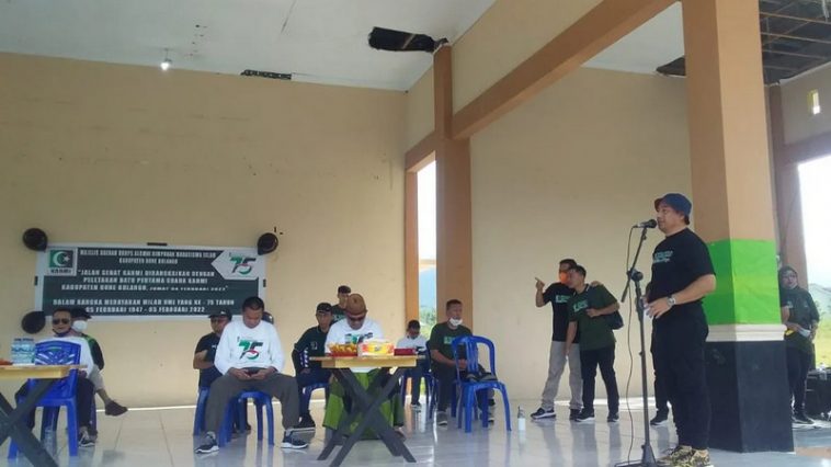 Bupati Bone Bolango, Hamim Pou, memberikan sambutan usai jalan sehat dalam rangka dies natalis ke-75 HMI di Alun-alun Bone Bolango, Gorontalo, pada Jumat (4/2/2022). Foto Himpun.id