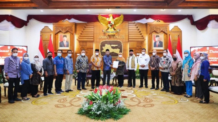 Penyerahan sertifikat kepada Gubernur Jatim, Khofifah Indar Parawansa, oleh MW KAHMI Jatim di Gedung Negara Grahadi, Kota Surabaya, pada Rabu (9/2/2022). Dokumentasi Pemprov Jatim