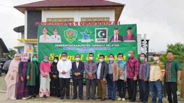 Sekda Tapsel, Parulian Nasution, foto bersama Komisioner Bawaslu usai penyerahan sumbangan buku di halaman Perpustakaan Prof. Lafran Pane, Sumatera Utara, pada Jumat (11/2/2022). Istimewa