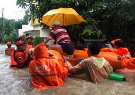 Tim BPBD Kota Serang mengevakuasi warga yang terdampak banjir di Kota Serang, Banten, pada Rabu (2/3/2022). Dokumentasi BPBD Kota Serang via BNPB