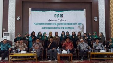 Pengurus MD FORHATI Bukittinggi foto bersama para undangan pelantikan pengurus MD FORHATI Bukittinggi 2022-20227 di Pendopo Rumah Dinas Wali Kota Bukittinggi, Sumbar, pada Minggu (27/3/2022). Foto Sumbarmadani.com