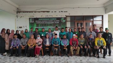 Para peserta foto bersama Presidium terpilih KAHMI HST usai Musda VIII KAHMI HST di Guest House Shaza Syari'ah Barabai, HST, Kalsel, pada Kamis (3/3/2022). Foto Antara/M. Taupik Rahman