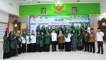 Jajaran pengurus MD KAHMI dan FORHATI Labuhanbatu 2022-2026 foto bersama Wakil Bupati Labuhanbatu, Elya Rosa Siregar, serta Ketua MW KAHMI dan FORHATI Sumut di sela-sela acara pelantikan pengurus di Ruang Data dan Karya Kantor Bupati Labuhanbatu, Sumut, pada Jumat (18/3/2022). Foto Karosatuklik.com