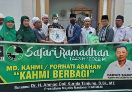 Presidium MN KAHMI, Ahmad Doli Kurnia (kelima kanan), secara simbolis menyerahkan bantuan kepada pengurus DKM saat MD KAHMI Asahan menggelar safari Ramadan, Senin (25/4/2022). Foto Lintangnews.com