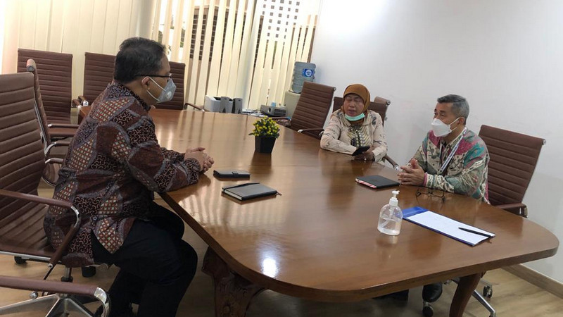 Ketua Bidang Hubungan Internasional MN KAHMI, Bambang Susanto (kanan), bersama Koordinator Presidium Forum Alumni HMI-Wati (FORHATI), Hanifah Husein (tengah), bertemu Direktur Timur Tengah Kemlu, Bagus Hendraning Kobarsih, di Kantor Kemlu, Jakarta, pada Jumat (22/4/2022). Dalam kesempatan ini, Bambang dan Hanifah menyampaikan pernyataan sikap KAHMI tentang brutalitas prajurit Israel kepada warga Palestina di Masjid Al Aqsa, Yerusalem. Dokumentasi pribadi