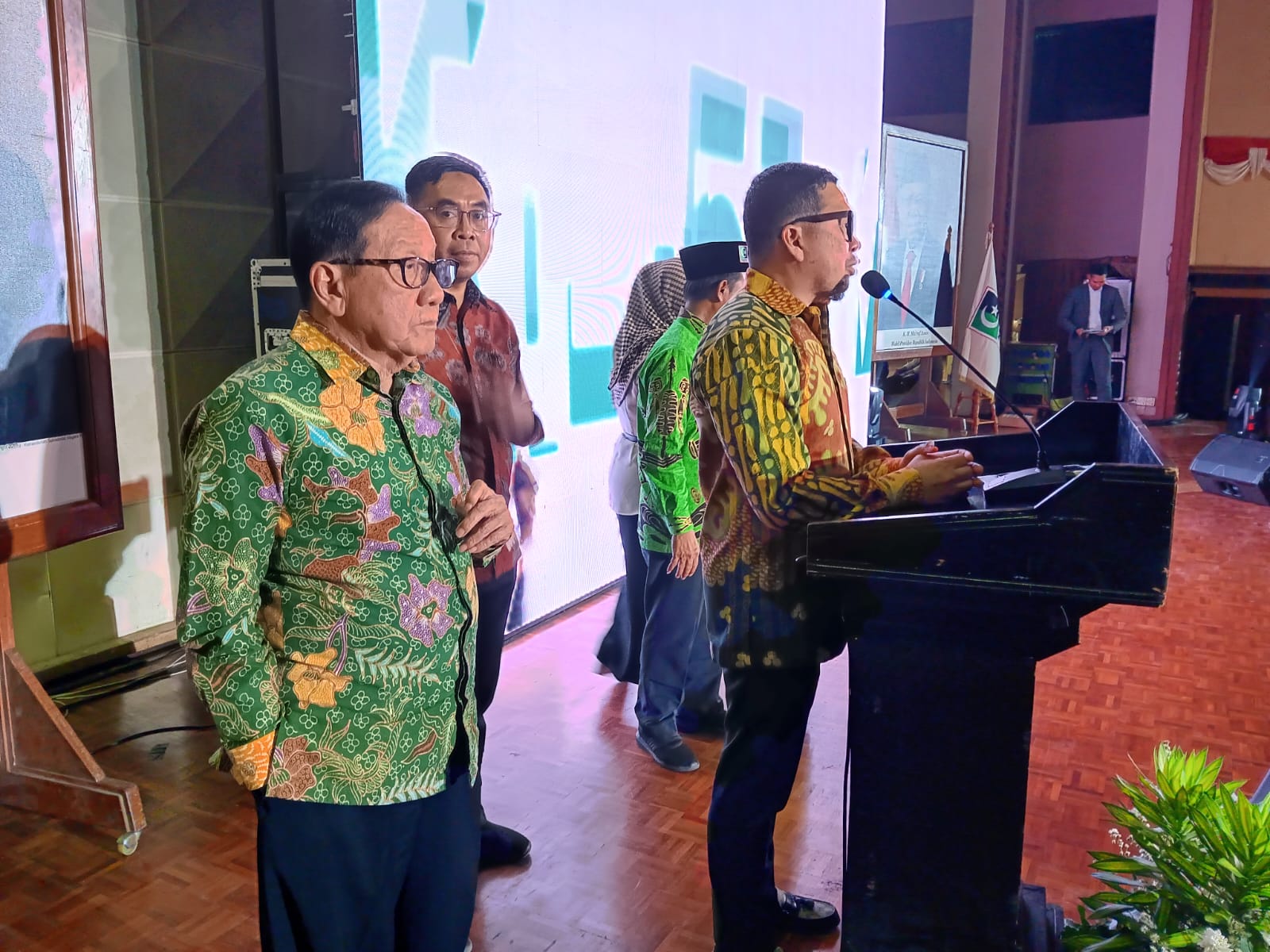 Koordinator Presidium Majelis Nasional Korps Alumni Himpunan Mahasiswa Islam (MN KAHMI), Ahmad Doli Kurnia (depan), memberikan sambutan dalam Resepsi HUT ke-57 KAHMI di Gedung Manggala Wanabakti, Jakarta, pada Kamis (21/9/2023). Dokumentasi MN KAHMI