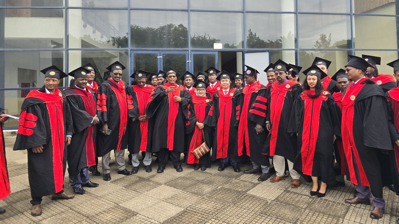 Duta Besar RI untuk Ethiopia, Djibouti, dan Uni Afrika, Al Busyra Basnur, foto bersama beberapa mahasiswa yang diwisuda di Universitas Harambee di Kota Adama, Ethiopia, pada Sabtu (27/7) waktu setempat. Dokumentasi pribadi