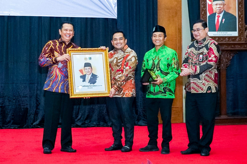 Presidium MN KAHMI, M. Rifqinizamy Karsayuda (kedua kiri), memberikan cendera mata kepada Ketua MPR, Bambang Soesatyo atau Bamsoet (kiri), pada kegiatan Sosialisasi Empat Pilar MPR bersama MN KAHMI di Kompleks Parlemen, Jakarta, pada Rabu (31/7/2024). Dokumentasi MN KAHMI