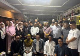 Foto bersama seusai pembacaan Yasin, Tahlil dan Penyampaian Testimoni pada Peringatan Malam Ketujuh Meninggalnya Kholis Malik (Ketum PB HMI 2002-2004) di Jakarta pada Minggu (24/11/2024).