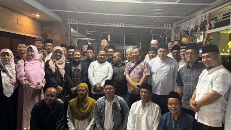 Foto bersama seusai pembacaan Yasin, Tahlil dan Penyampaian Testimoni pada Peringatan Malam Ketujuh Meninggalnya Kholis Malik (Ketum PB HMI 2002-2004) di Jakarta pada Minggu (24/11/2024).