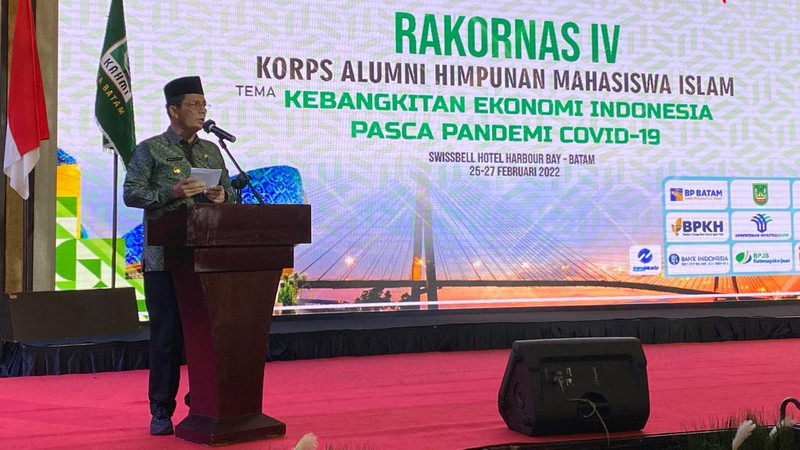 Gubernur Kepri, Ansar Ahmad, membacakan sambutan dalam pembukaan Rakornas IV KAHMI di Kota Batam, Kepri, pada Jumat (25/2/2022). LMD MN KAHMI/Fatah Sidik